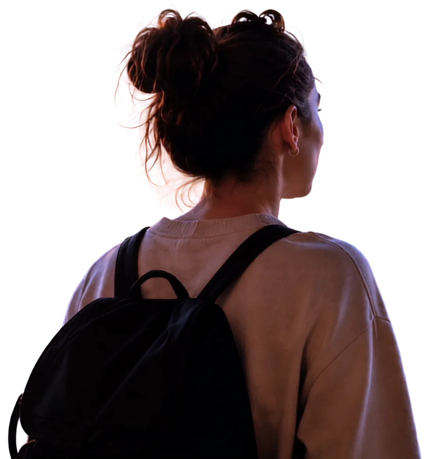 Viajante de costas, com mochila